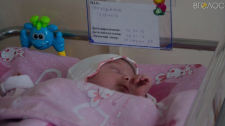 Матір знайденого у смітнику немовляти так і не приходила до лікарні, щоб забрати дитину додому (ФОТО+ВІДЕО)