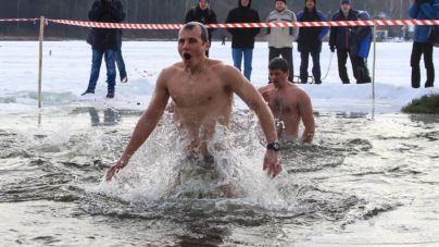 На Водохреща сотні житомирян скупалися у Тетереві (ФОТО)