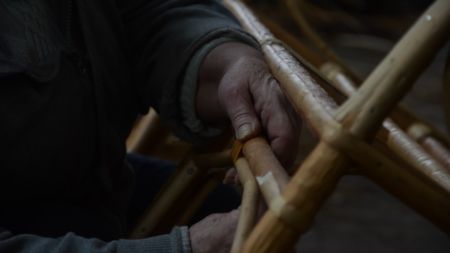 У житомирському “Зеленбуді” плетуть з лози дитячі ліжечка та крісла-качалки (ФОТОРЕПОРТАЖ)
