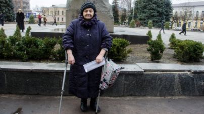 Житомирська поетеса прийшла на мітинг за відставку уряду на милицях (ВІДЕО)