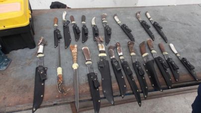 В автобусі з Житомира, який приїхав на кордон, виявили 21 ніж