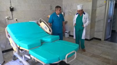 У Малинську лікарню придбали нове ліжко-трансформер для пологів