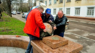 Вночі біля памятника Пушкіну намагалися викрасти 200-кілограмову гранітну кулю (ФОТО)