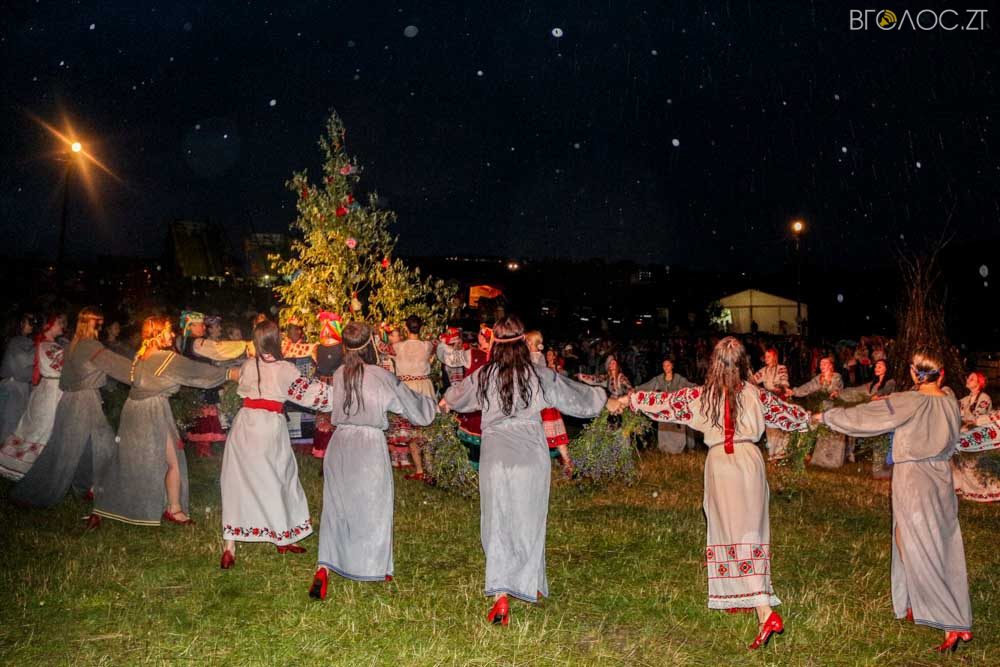 летние хороводы. славянский хоровод. хоровод на ивана купала. русские народные праздники иван купала. праздник ивана купалы на руси нарисованные.