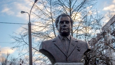 У житомирській мерії відмовилися демонтувати пам’ятник та дошку Василю Кавуну