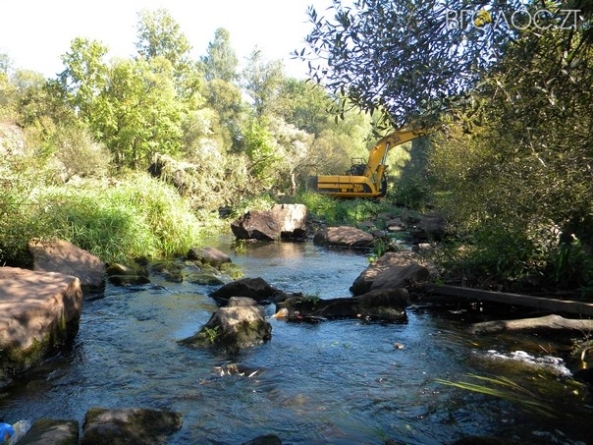 На Олевщині ентузіасти почали розчищати річку Уборть (ФОТО)