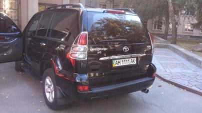 Пістолет та гроші викрали з автомобіля депутата у центрі Житомира