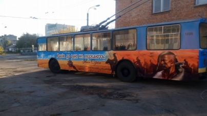У Житомирі з’явився тролейбус із зображенням кіборга та козака (ФОТО)