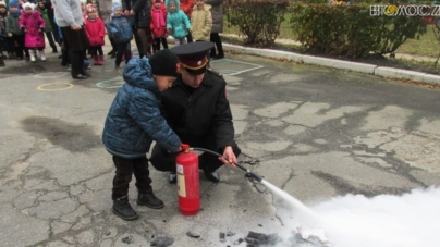 Рятувальники вчили дошкільнят гасити вогонь (ФОТО)