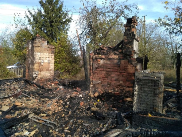 Тіло 65-річного чоловіка пожежники знайшли на руїнах будинку, який згорів