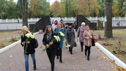 Студенти і викладачі відвідали могили героїв, які загинули на Сході (ФОТО)
