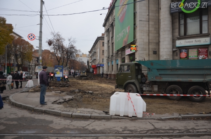Незважаючи на заборону Сухомлина, львівська фірма продовжує розривати тротуари у Житомирі (ФОТО)