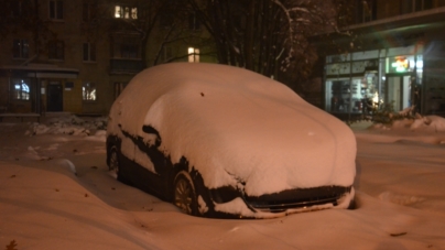 Перший снігопад у Житомирі: апокаліпсис у провулках та дворах (ФОТО)