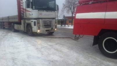 Дві вантажівки у Коростишівському районі через ожеледицю не могли піднятися дорогою вгору