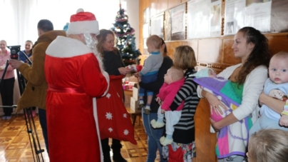 250 пацієнтів дитячої міської лікарні привітали з новорічними святами солодощами (ФОТО)