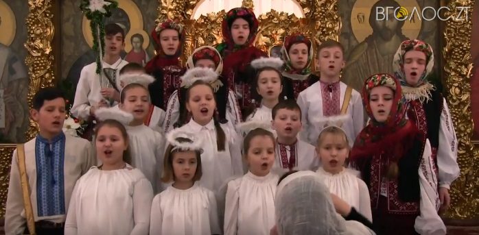 Хор священиків та дітей привітали вірян з Різдвом Христовим колядками
