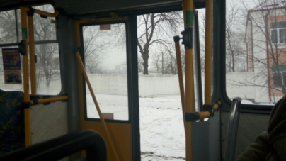 Тролейбус №3 кілька зупинок їхав з відчиненими дверима. Пасажири намагалися зачинити їх на ходу