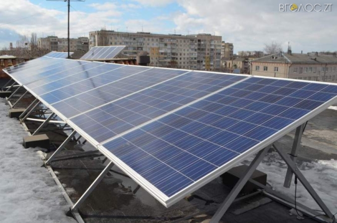 Житомирянин встановив сонячні батареї на даху п’ятиповерхівки