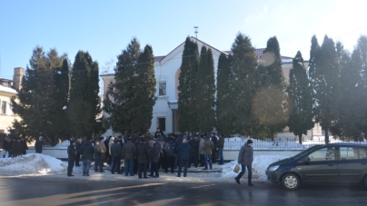 Військові пенсіонери мітінгували у Житомирі перед приміщенням Пенсійного фонду (ФОТО)