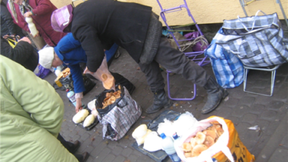 Житомиряни просять заборонити вуличну торгівлю біля магазину «Райдуга»