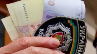 Посадовець на Житомирщині вимагав матеріальні цінності на 4,5 тисячі за водійські права