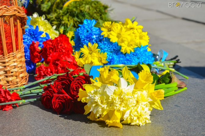 День космонавтики у Житомирі почали відзначати з покладання квітів (ФОТО)