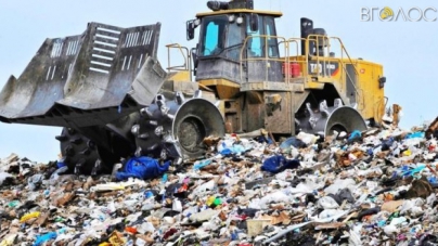 Великодня «толока»: сміття зі Львова вантажівками почали звозити на Житомирщину