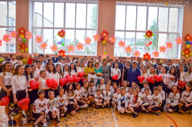 Як учні Житомирської школи № 28 святкували Останній дзвінок (ФОТО)