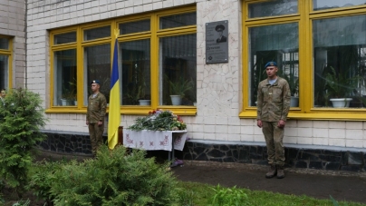 У Житомирі на школі № 33 відкрили меморіальну дошку десантнику Віталію Дульчику