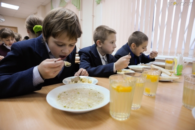 Батьки нарікають на несмачні рибні котлети у школах Новограда-Волинського