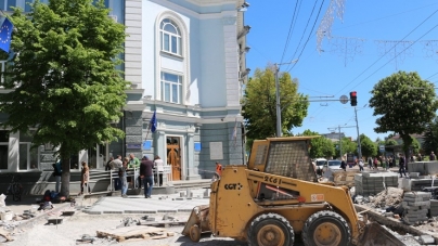 Як біля Житомирської міської ради кладуть плитку (ФОТО)