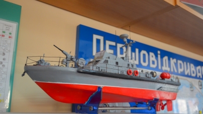 Житомирські школярі з підручних матеріалів виготовляють моделі суден (ФОТО)