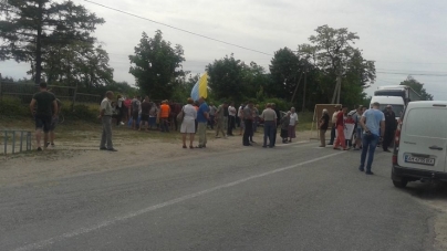 У Баранівському районі люди перекрили дорогу