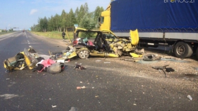 У Новоград-Волинському районі легковик врізався у вантажівку.  Загинули діти водія (ФОТО)