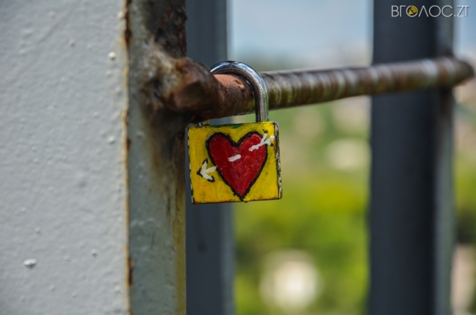 Скільки «замків кохання» знаходиться на мосту у Житомирі