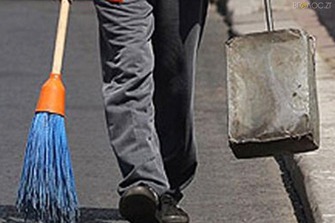 Немає бажаючих: у Житомирі скасували тендер на прибирання тротуарів
