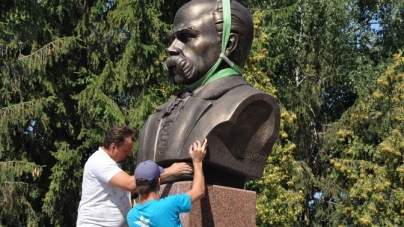Баранівка: замість Леніна встановили погруддя Шевченка (ФОТО)