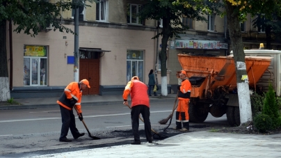 До дня міста житомирські комунальники виправляють «ляпи» львівського підрядника (ФОТО)