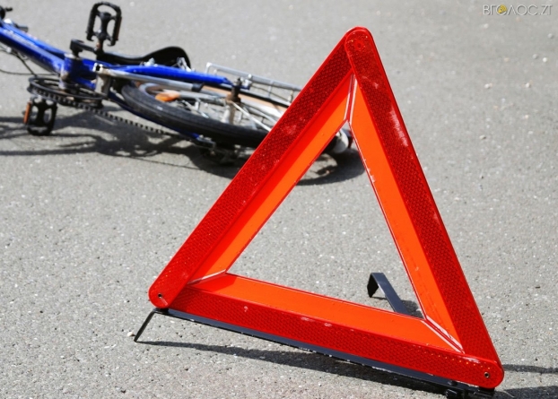 19-річний водій ВАЗа виїхав на смугу зустрічного руху та збив велосипедиста