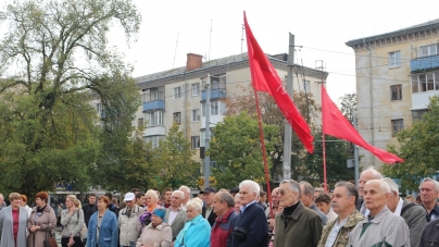 Близько півсотні пенсіонерів прийшли до пам’ятника партизанам-підпільникам