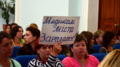 Тимошенко звернулася до Гройсмана з вимогою вирішити проблему із зарплатою житомирским медикам