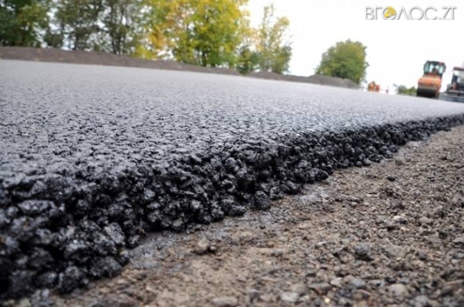 Фірму, яка ремонтує дорогу по Параджанова, позбавлять сплати за порушення благоустрою