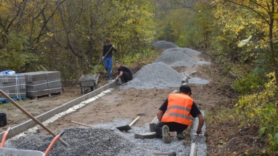 До річки Кам’янки почали будувати пішохідну доріжку (ФОТО)