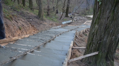 Як будують пішохідну доріжку та сходи до річки Кам’янки (ФОТО)