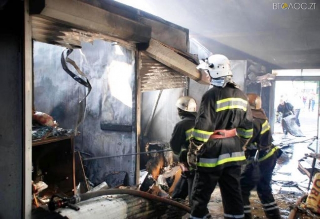 Пожежа у Малинському районі: на підлозі рятувальники знайшли тіло 92-річного господаря оселі