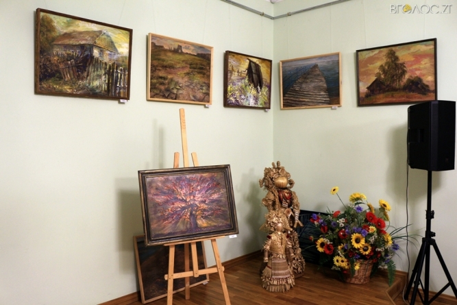 У Житомирі презентували художню виставку «…Десь на землі» (ФОТО)