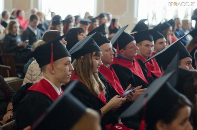 Майже 200 випускників Житомирського державного університету отримали дипломи магістрів (ФОТО)
