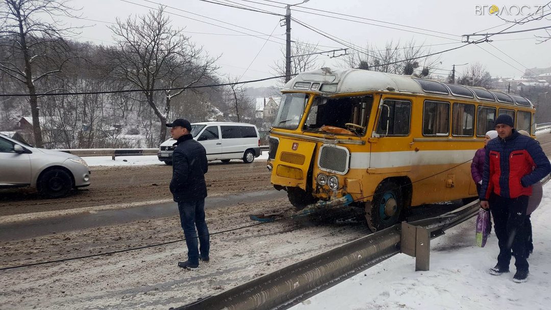ДТП на Чудновском мосту в Житомире. Водитель пассажирского автобуса врезался в столб