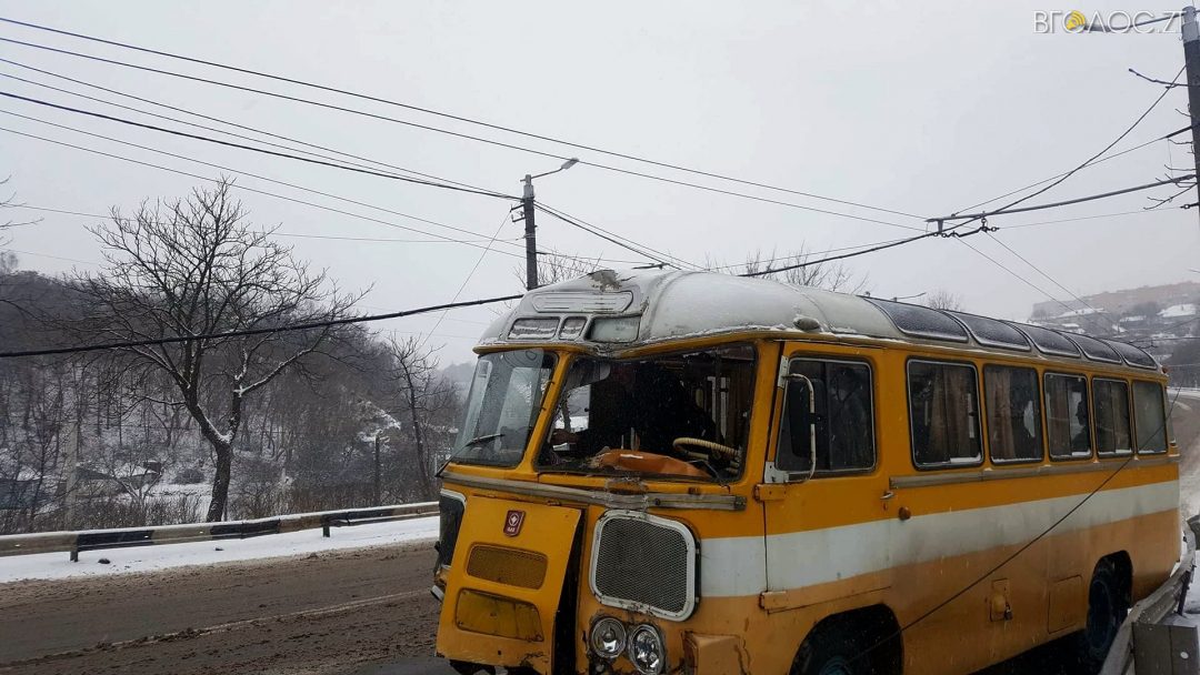ДТП на Чудновском мосту в Житомире. Водитель пассажирского автобуса врезался в столб