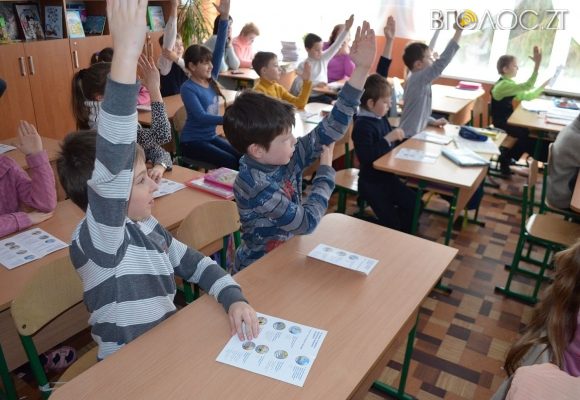 Житомиряни збирають підписи проти нововведень у школах